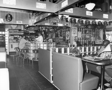 58896 Interieur van het café-restaurant Diner 66 (Jaarbeursplein 31) te Utrecht: café gedeelte.